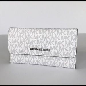 Whit Michael Kors logo wallet